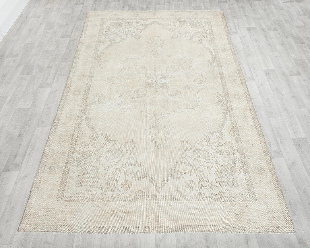 Beige Oushak Rug 6' 1" x 9' 7" | No. VR85040