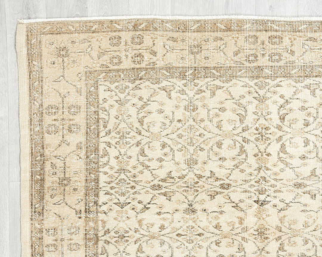 Neutral Oushak Rug 4' 8" x 7' 10" | No. VR24137