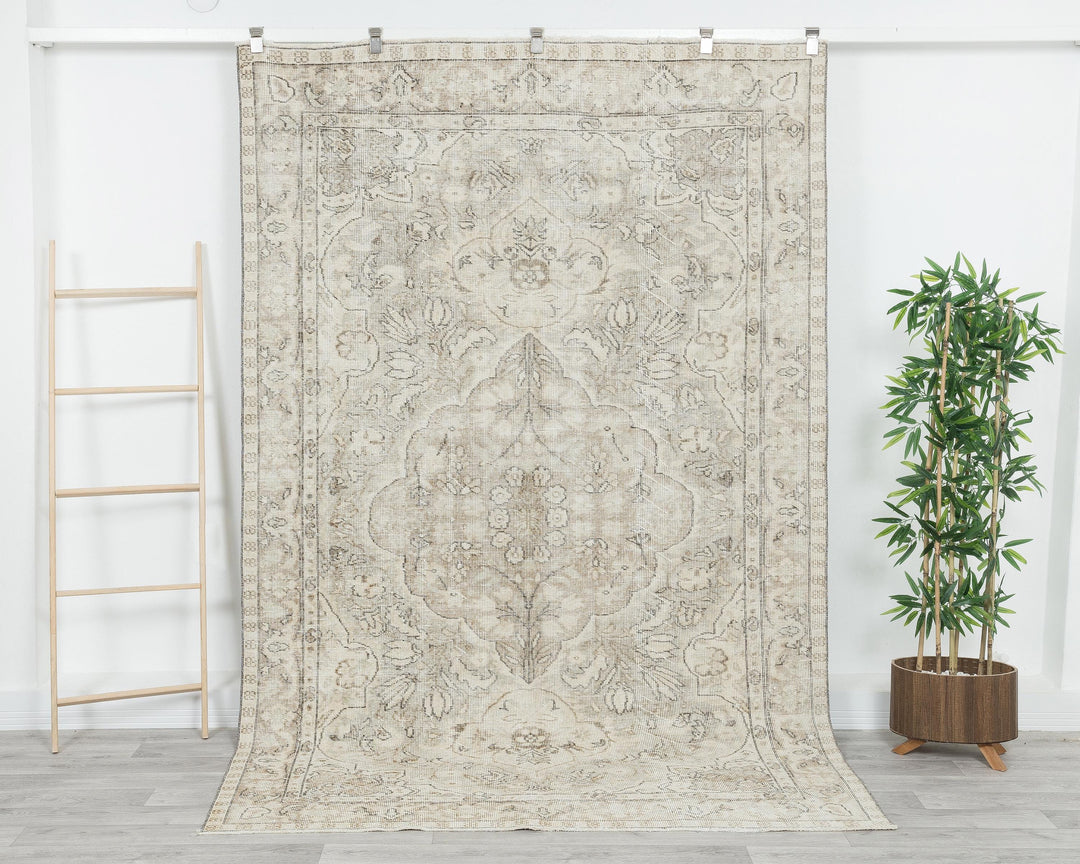 Neutral Oushak Rug 5' 7" x 8' 10" | No. VR36862