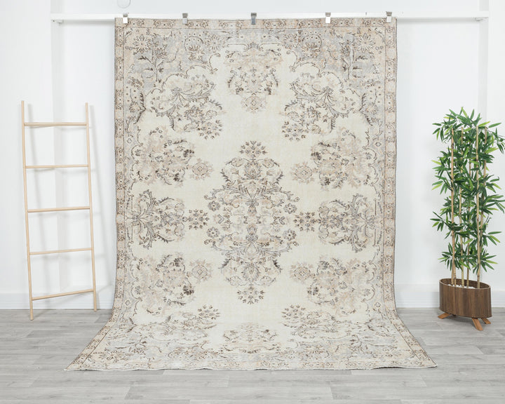 Beige Oushak Rug 6' 7" x 9' 5" | No. VR25837