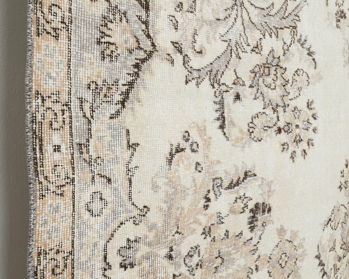 Beige Oushak Rug 6' 7" x 9' 5" | No. VR25837