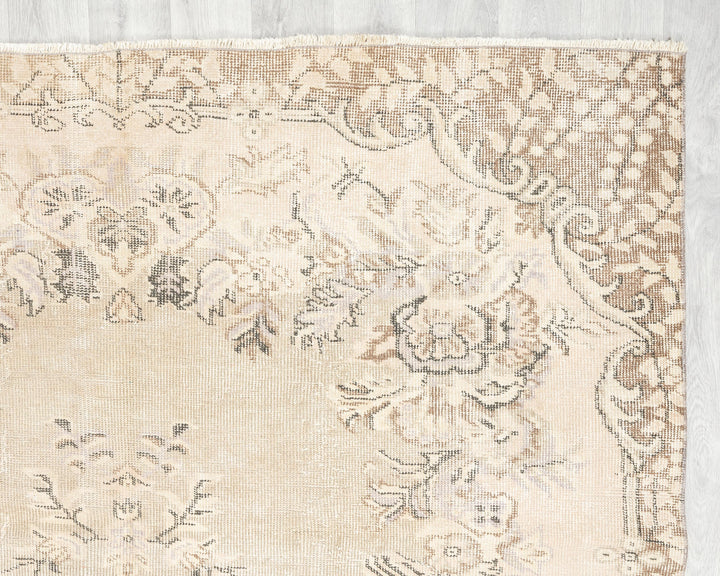 Beige Oushak Rug 9' 2" x 5' 7" | No. VR25463