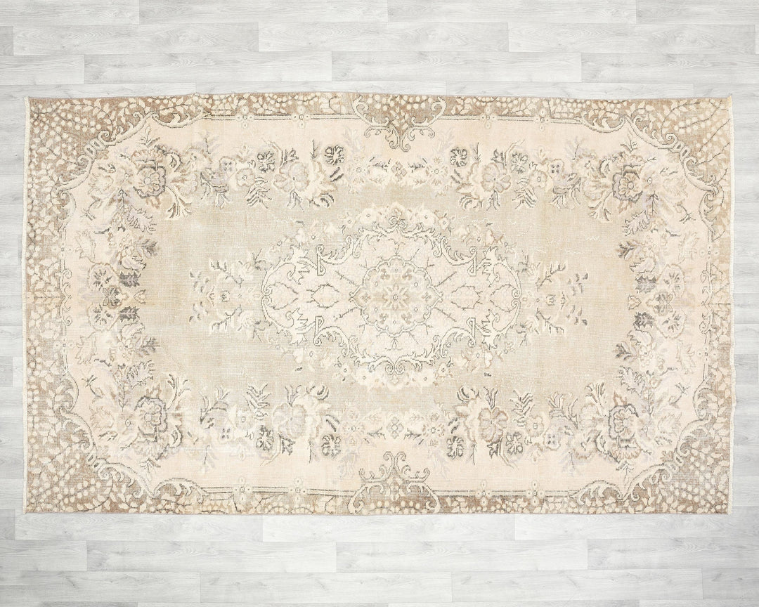 Beige Oushak Rug 9' 2" x 5' 7" | No. VR25463