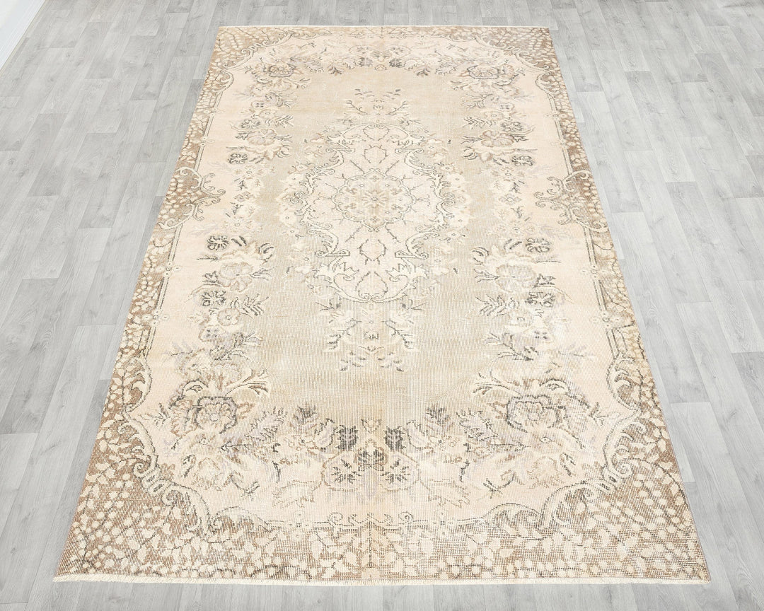 Beige Oushak Rug 9' 2" x 5' 7" | No. VR25463