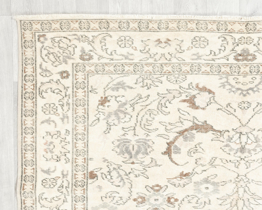 Beige Oushak Rug 8' 11" x 6' 3" | No. VR42107