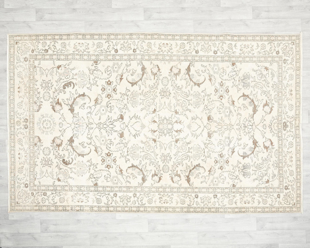 Beige Oushak Rug 8' 11" x 6' 3" | No. VR42107