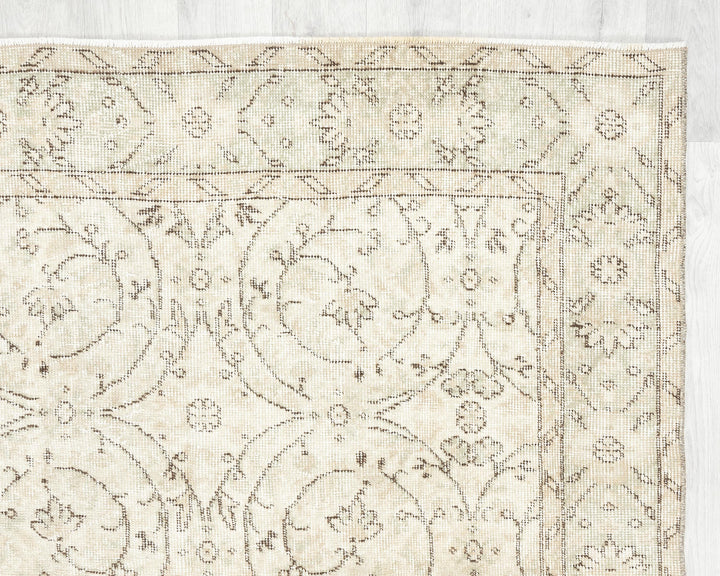Beige Oushak Rug 8' 8" x 4' 6" | No. VR30829