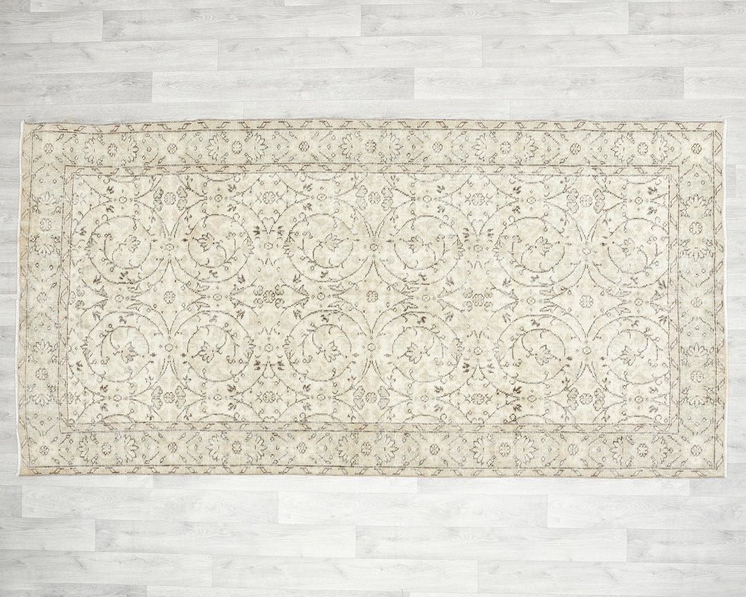 Beige Oushak Rug 8' 8" x 4' 6" | No. VR30829
