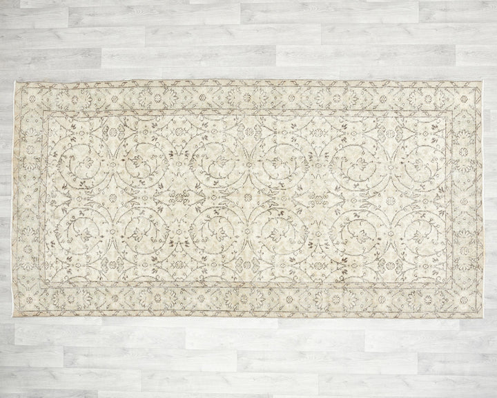 Beige Oushak Rug 8' 8" x 4' 6" | No. VR30829