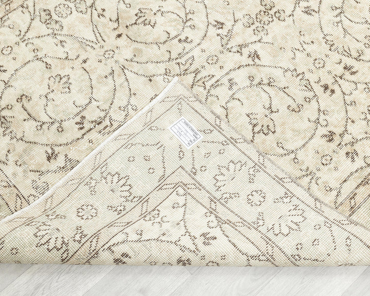 Beige Oushak Rug 8' 8" x 4' 6" | No. VR30829