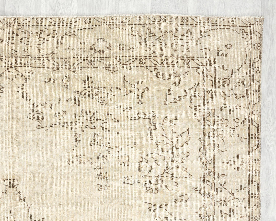 Beige Oushak Rug 9' 9" x 5' 9" | No. VR57555
