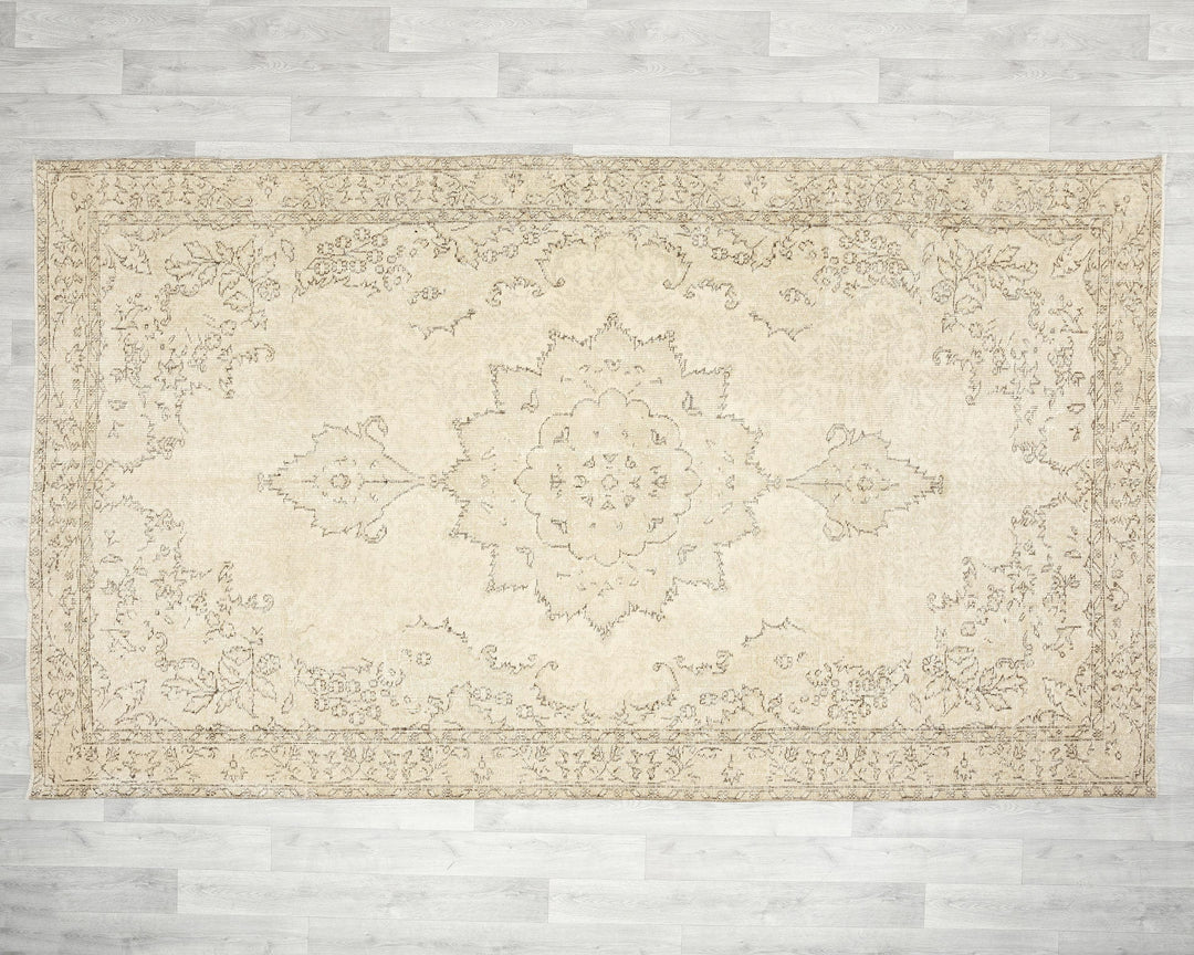 Beige Oushak Rug 9' 9" x 5' 9" | No. VR57555