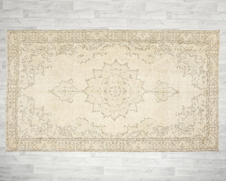 Beige Oushak Rug 9' 9" x 5' 9" | No. VR57555