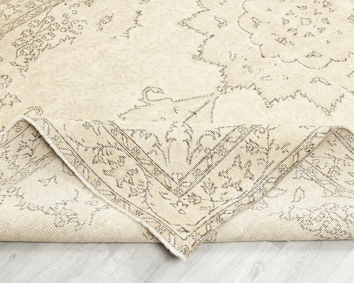 Beige Oushak Rug 9' 9" x 5' 9" | No. VR57555