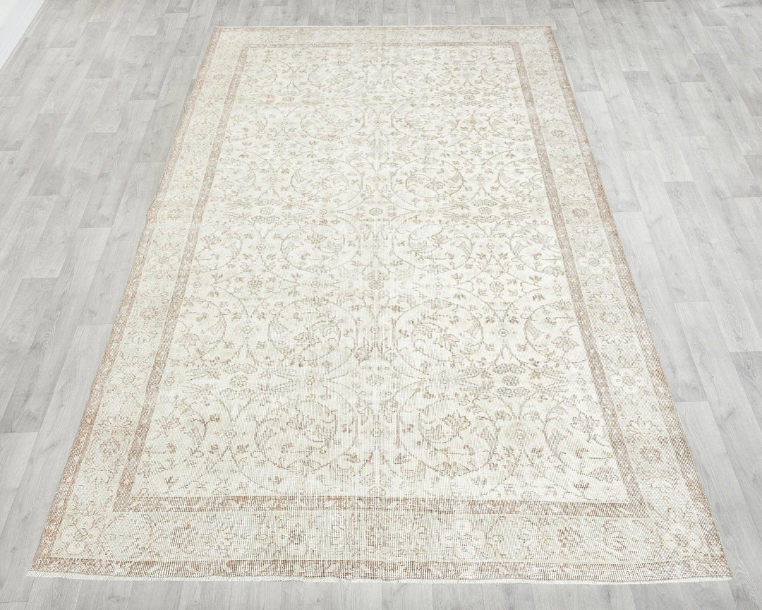 Beige Oushak Rug 6' 1" x 9' 7" | No. VR96176
