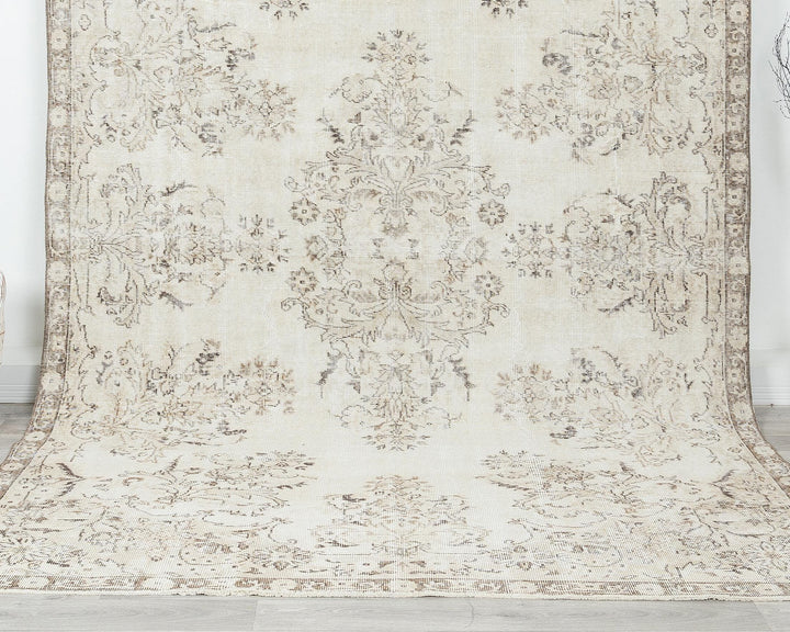 Beige Oushak Rug 6' 8" x 10' 2" | No. VR25473