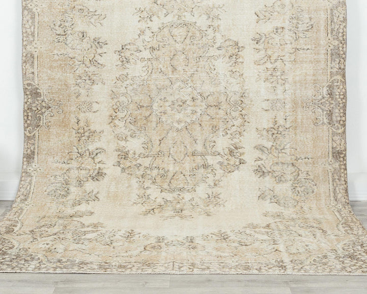 Beige Oushak Rug 6' 6" x 9' 5" | No. VR27883