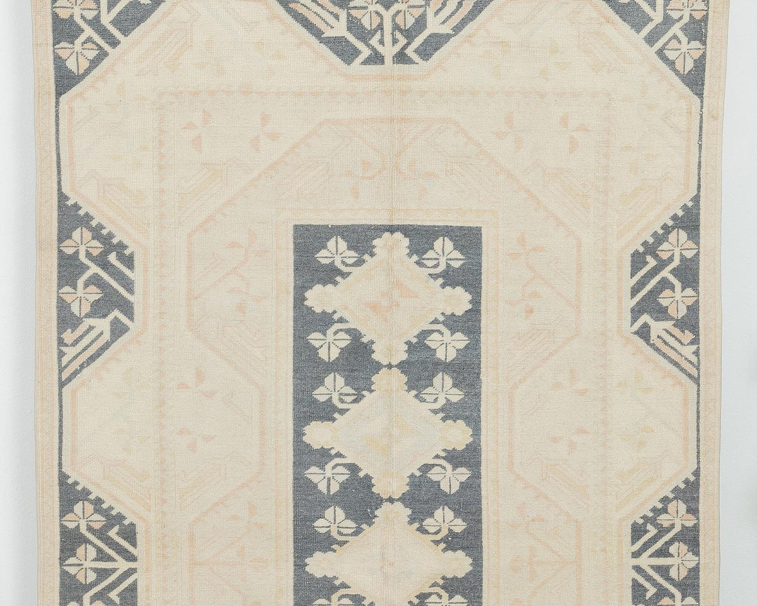 Beige Oushak Rug 8' 2" x 4' 9" | No. VR53308