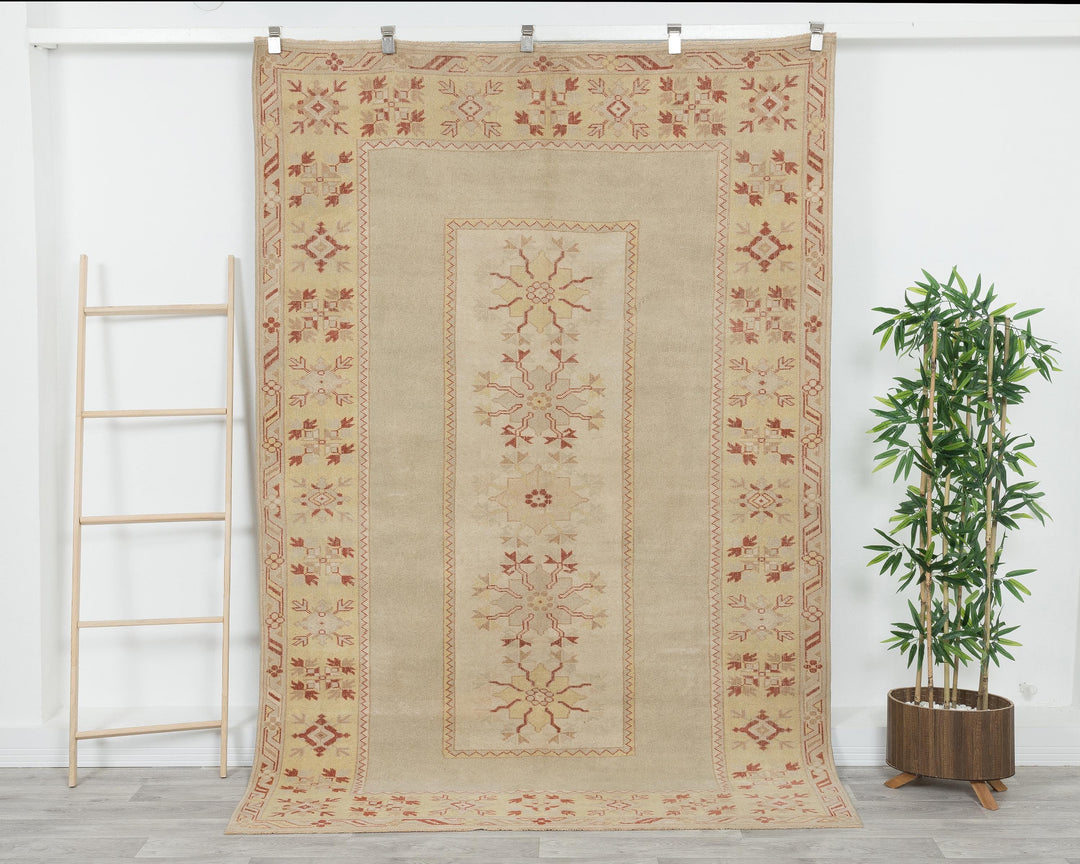 Beige Oushak Rug 5' 5" x 7' 11" | No. VR91414