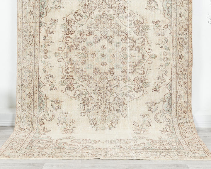 Beige Oushak Rug 8' 11" x 5' 4" | No. VR39429