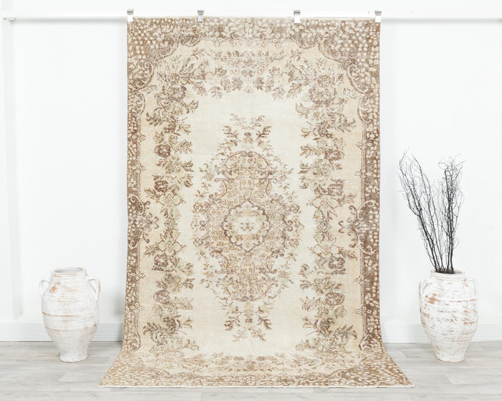 Beige Oushak Rug 8' 8" x 5' 5" | No. VR53581