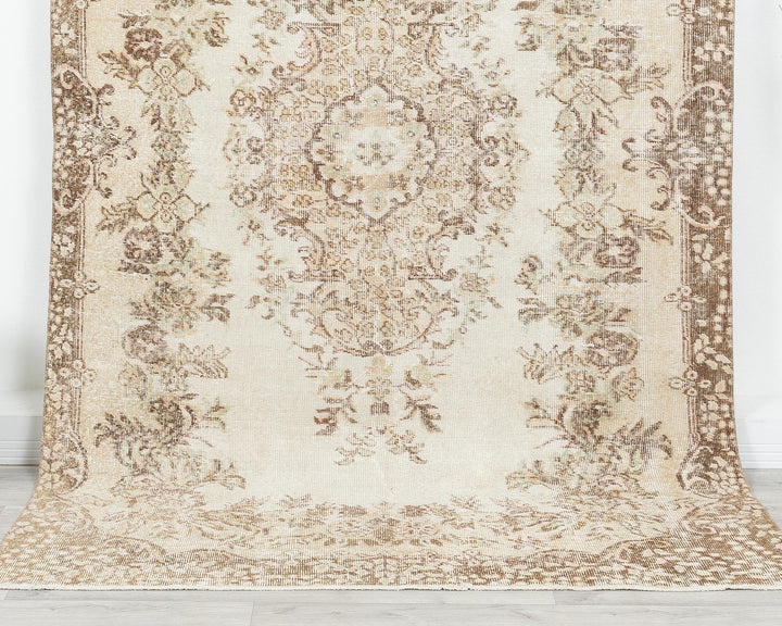 Beige Oushak Rug 8' 8" x 5' 5" | No. VR53581
