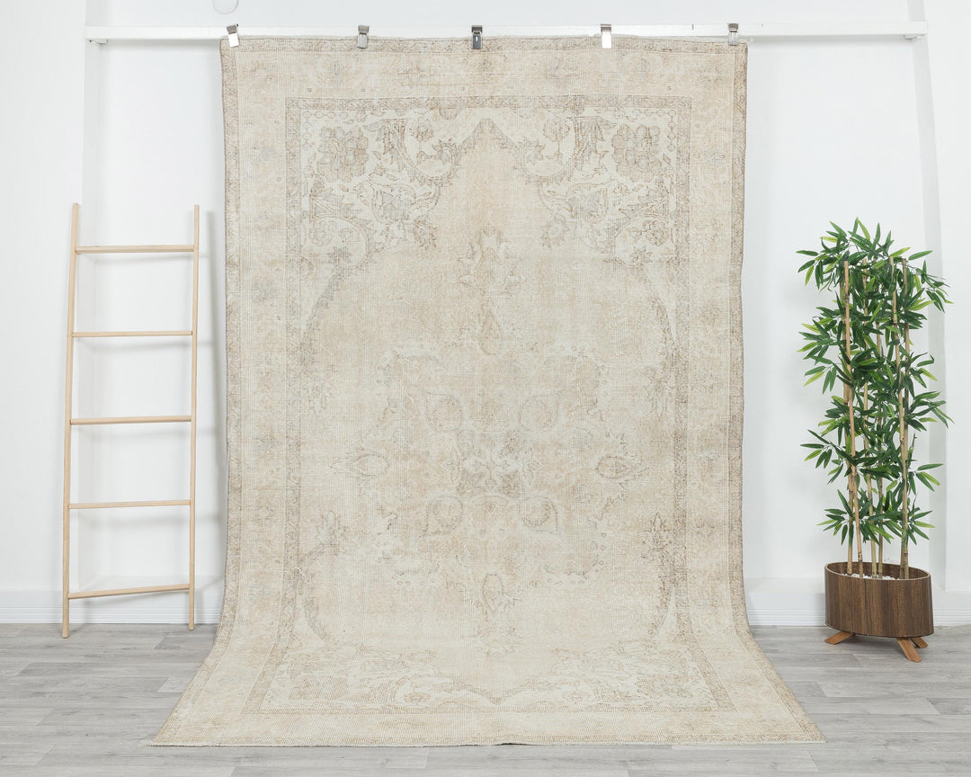 Beige Oushak Rug 6' 1" x 9' 7" | No. VR85040