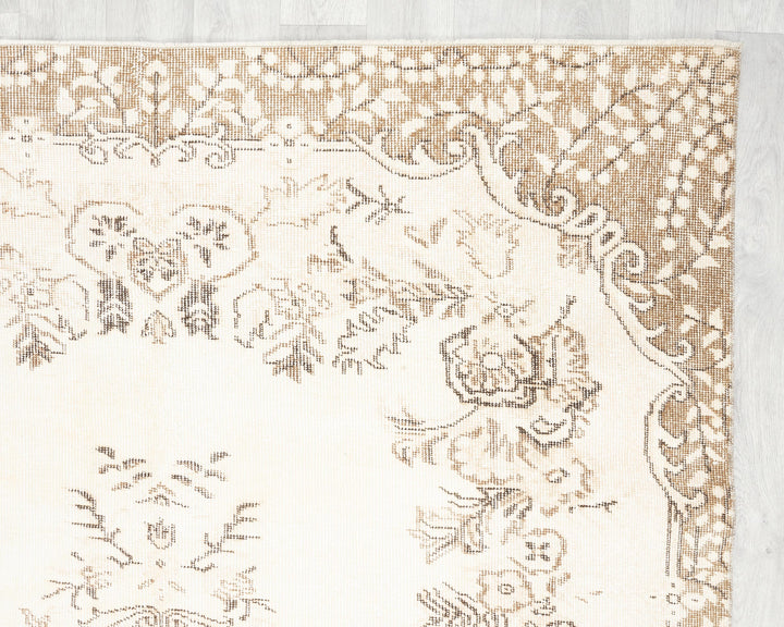 Beige Oushak Rug 5' 6" x 9' 4" | No. VR80740