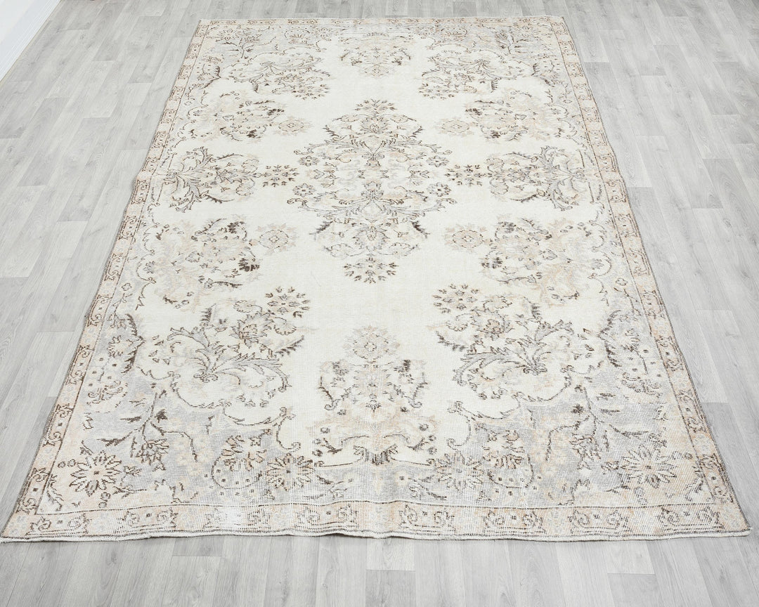 Beige Oushak Rug 6' 7" x 9' 5" | No. VR25837