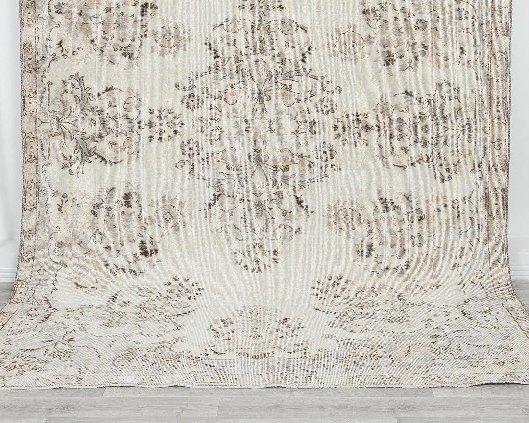 Beige Oushak Rug 6' 7" x 9' 5" | No. VR25837