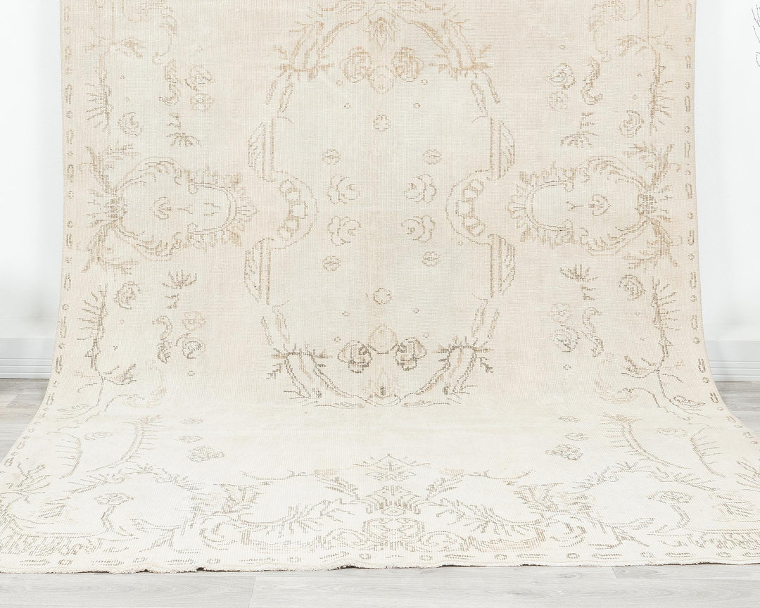 Beige Oushak Rug 6' 1" x 10' 1" | No. VR47625