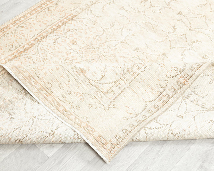 Beige Oushak Rug 5' x 8' 8" | No. VR26216