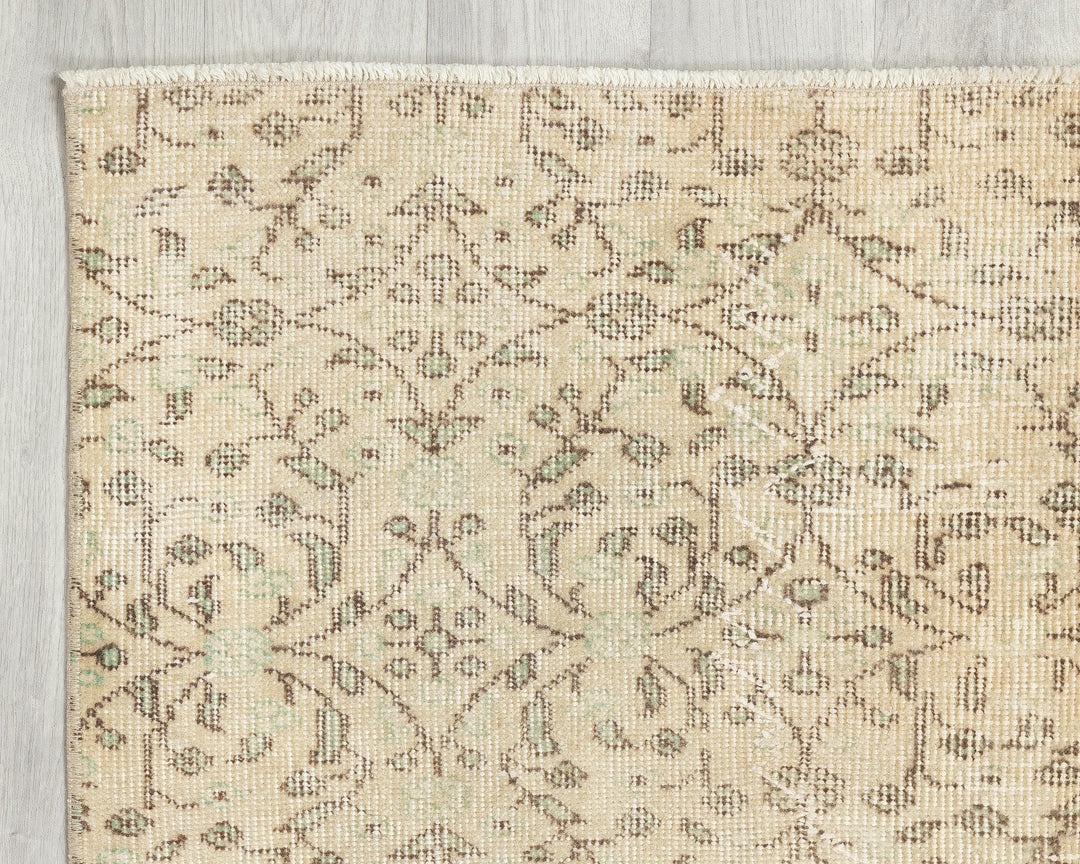 Beige Oushak Rug 2' 8" x 6' 4" | No. VR58637