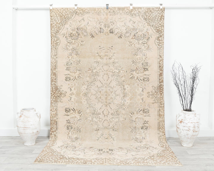 Beige Oushak Rug 9' 2" x 5' 7" | No. VR25463