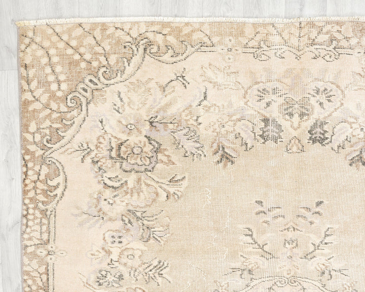 Beige Oushak Rug 9' 2" x 5' 7" | No. VR25463