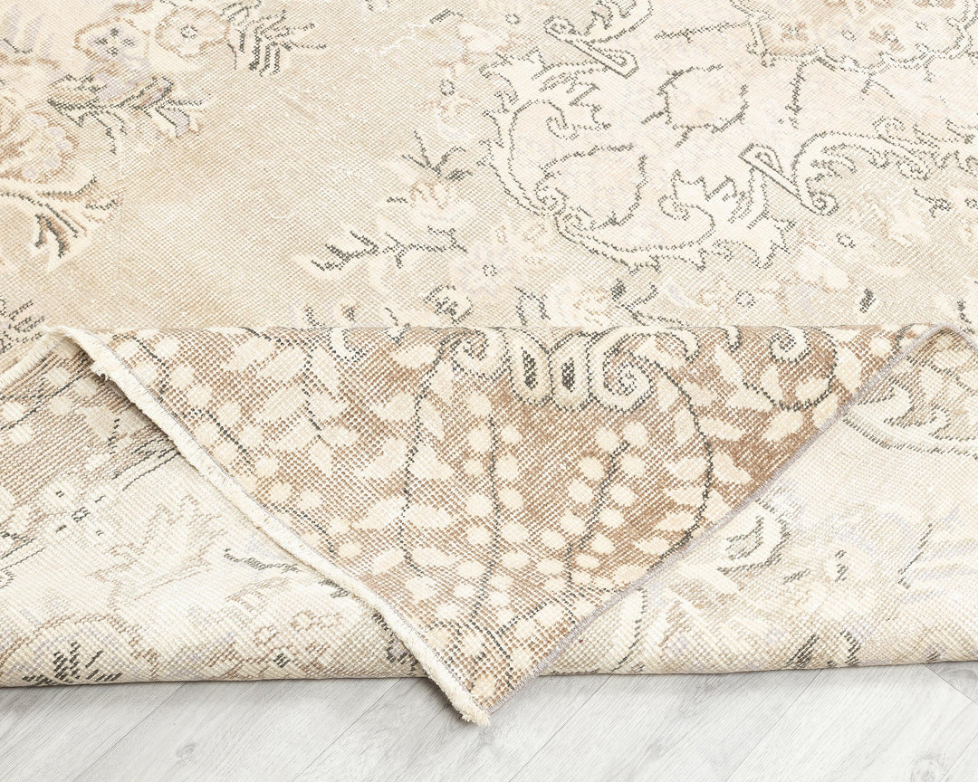 Beige Oushak Rug 9' 2" x 5' 7" | No. VR25463