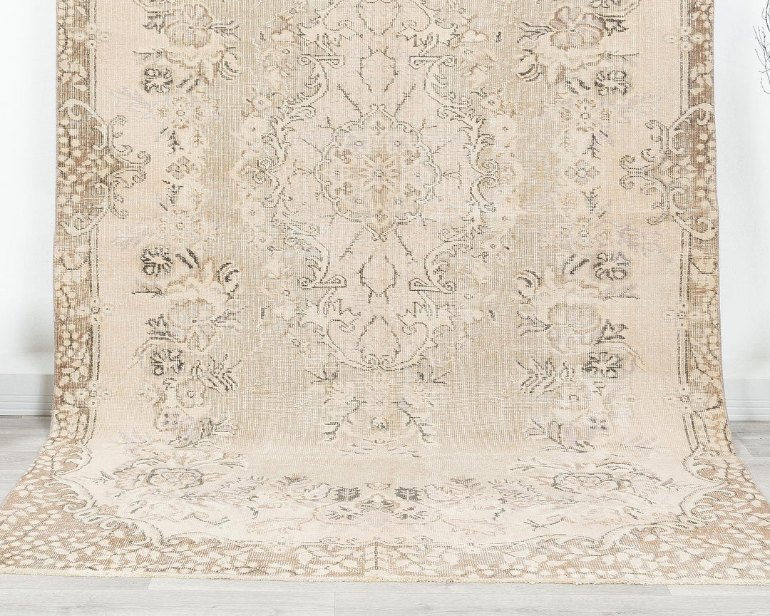 Beige Oushak Rug 9' 2" x 5' 7" | No. VR25463