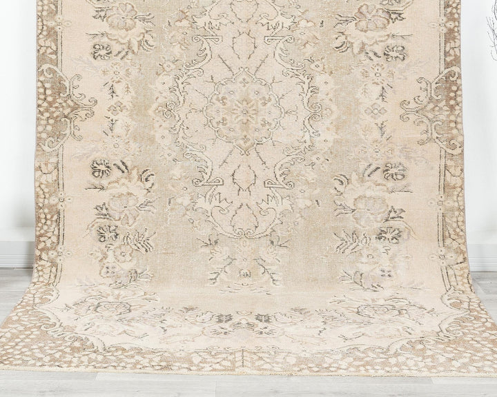 Beige Oushak Rug 9' 2" x 5' 7" | No. VR25463