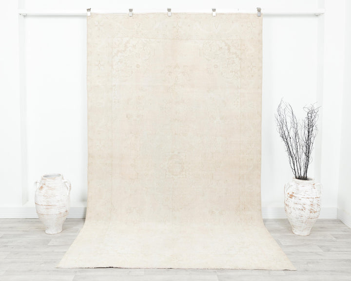 Beige Oushak Rug 9' 9" x 5' 9" | No. VR42867