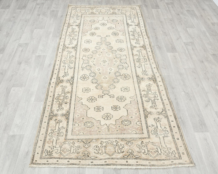 Oushak Rug 7' 10" x 3' 8" | No. VR95064
