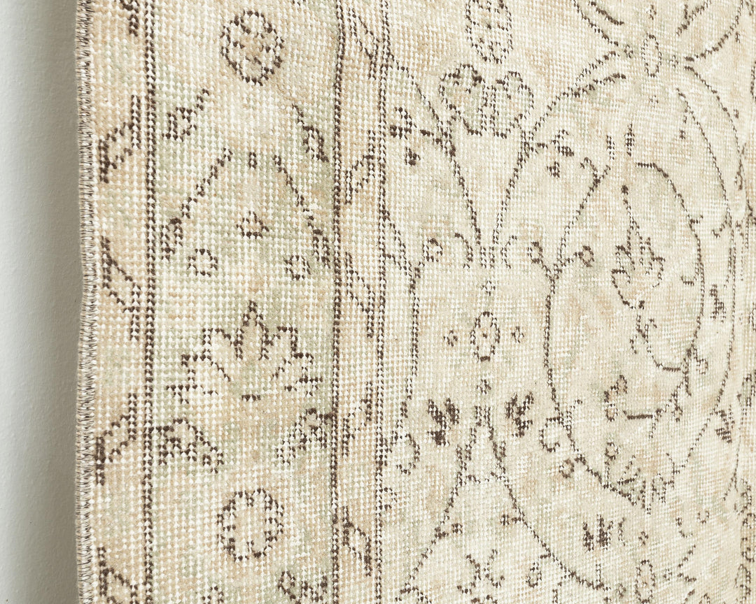 Beige Oushak Rug 8' 8" x 4' 6" | No. VR30829