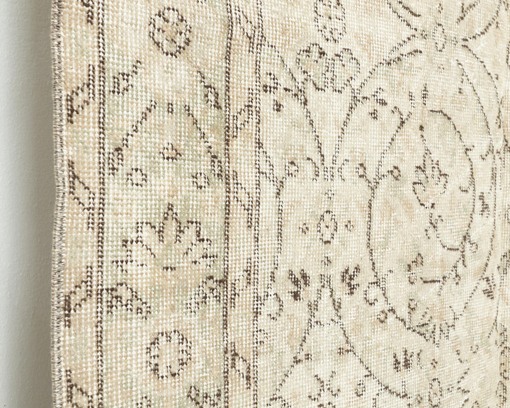 Beige Oushak Rug 8' 8" x 4' 6" | No. VR30829