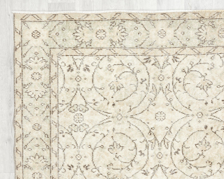 Beige Oushak Rug 8' 8" x 4' 6" | No. VR30829