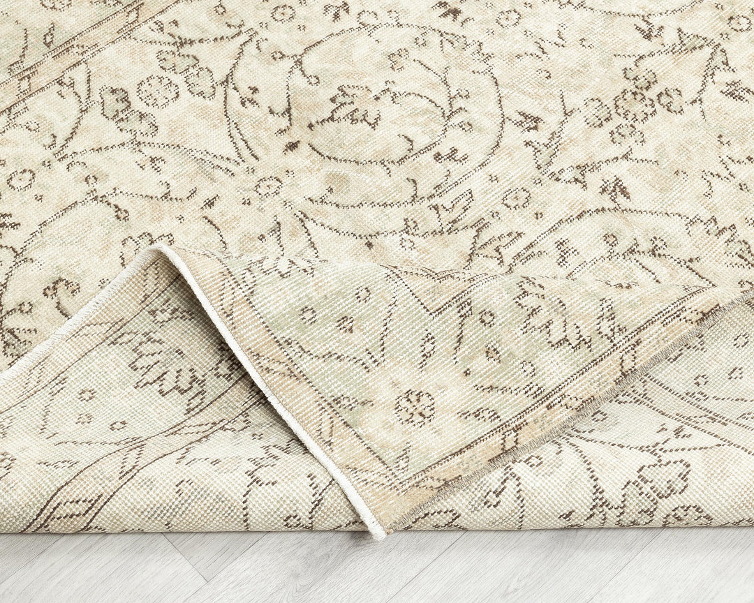 Beige Oushak Rug 8' 8" x 4' 6" | No. VR30829