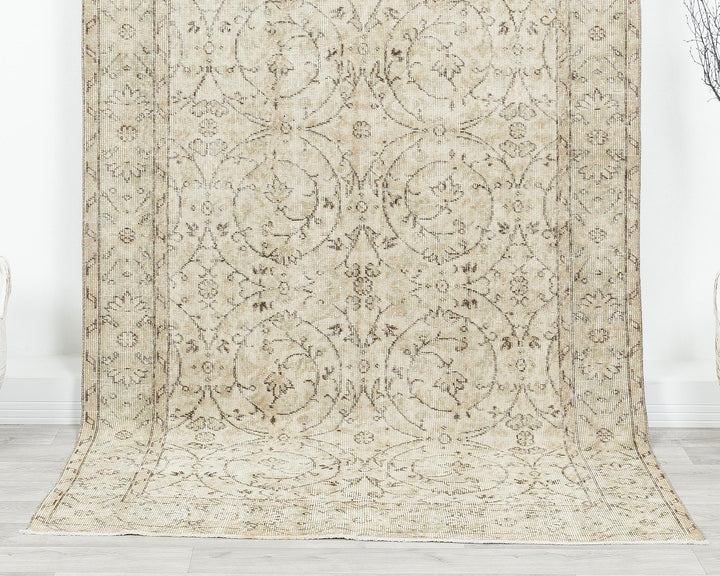 Beige Oushak Rug 8' 8" x 4' 6" | No. VR30829
