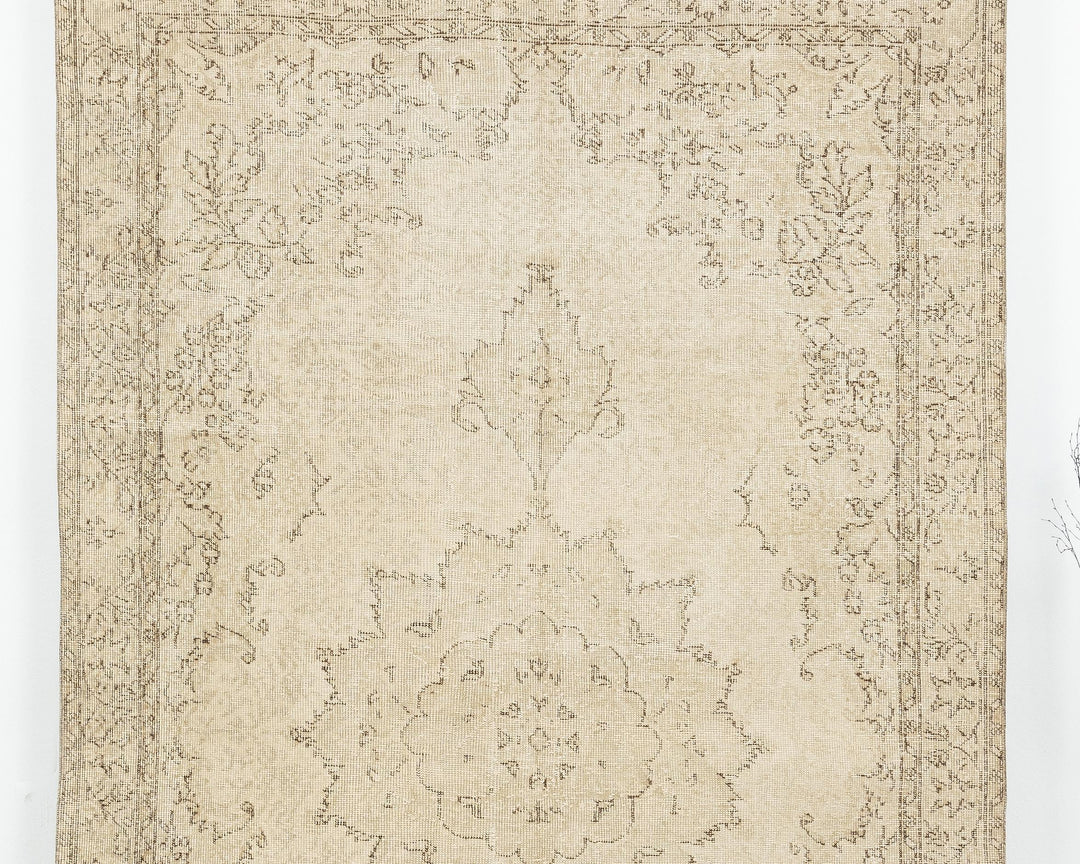 Beige Oushak Rug 9' 9" x 5' 9" | No. VR57555