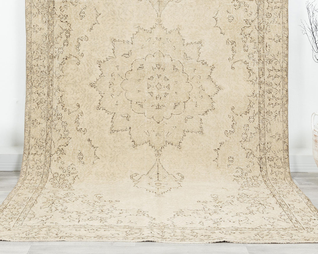 Beige Oushak Rug 9' 9" x 5' 9" | No. VR57555