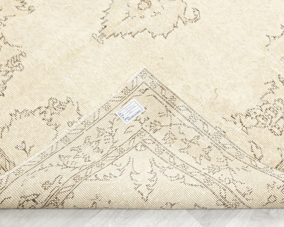 Beige Oushak Rug 9' 9" x 5' 9" | No. VR57555