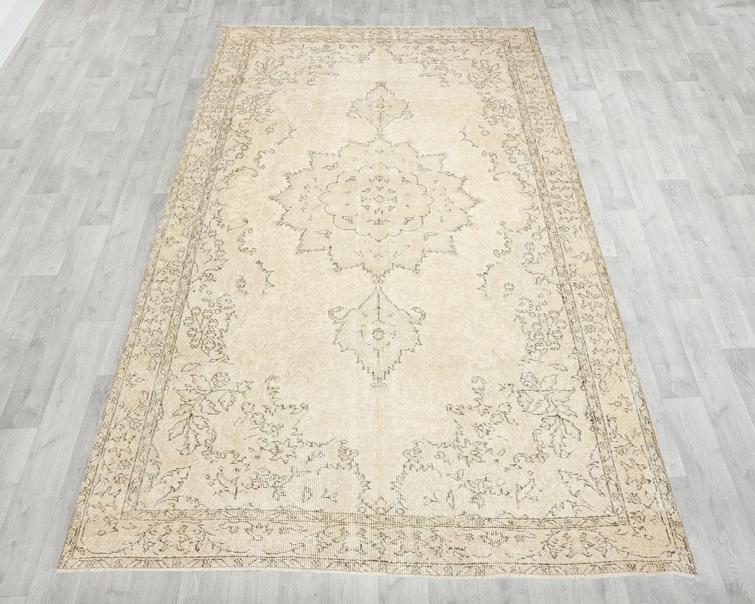 Beige Oushak Rug 9' 9" x 5' 9" | No. VR57555