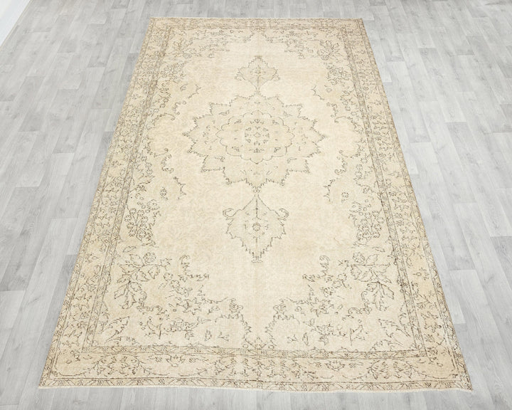 Beige Oushak Rug 9' 9" x 5' 9" | No. VR57555
